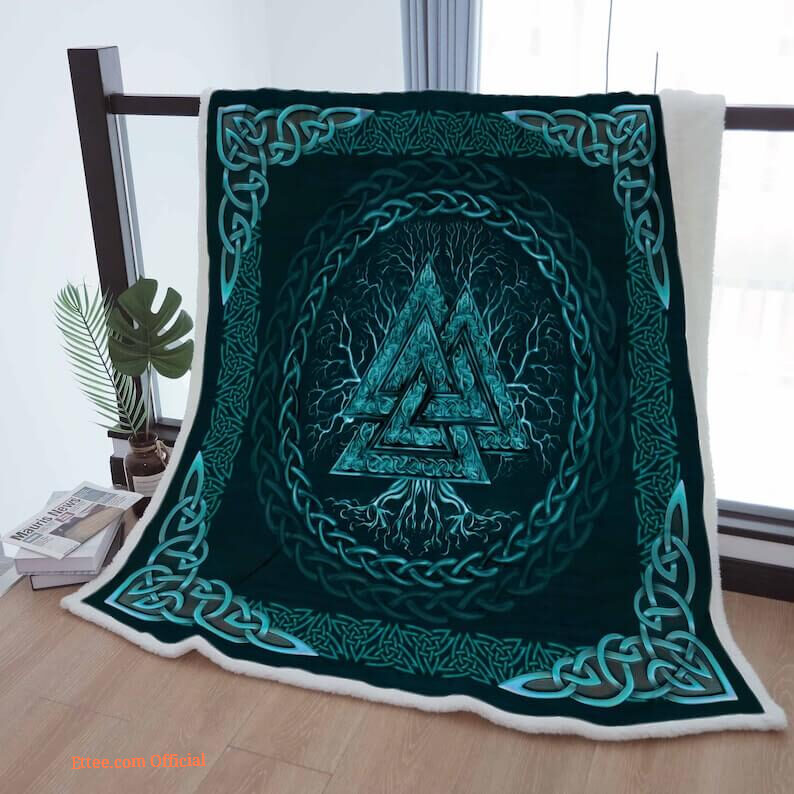 Sherpa Blanket Viking Prayer Vintage Triple Horn of Odin Throw Blanket To Mother Grandma Grandpa Gift