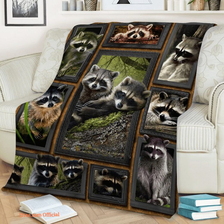 Raccoon Beauty Quilt Blanket. Lightweight And Smooth Comfort